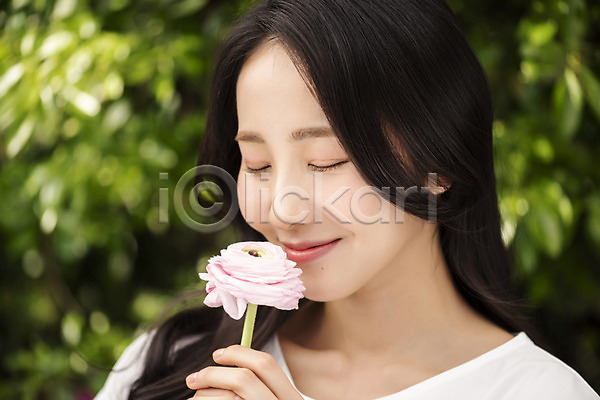 20대 성인 성인여자한명만 여자 한국인 한명 JPG 아웃포커스 옆모습 포토 나뭇잎 내추럴 눈감음 들기 라넌큘러스 미소(표정) 뷰티 상반신 야외 의료성형뷰티 주간 향기