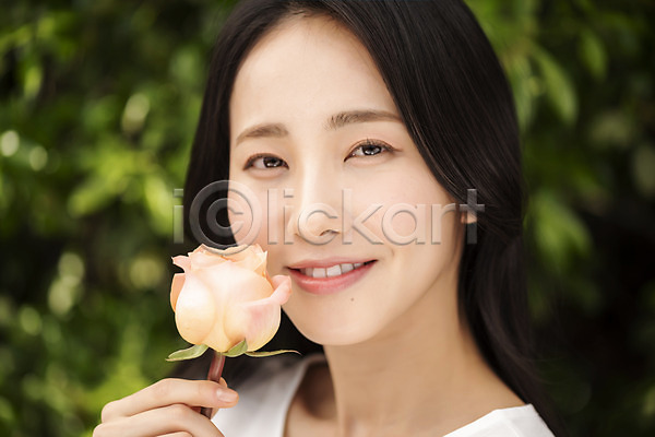 20대 성인 성인여자한명만 여자 한국인 한명 JPG 근접촬영 아웃포커스 앞모습 포토 나뭇잎 내추럴 들기 미소(표정) 뷰티 상반신 야외 응시 의료성형뷰티 장미 주간