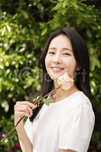 20대 성인 성인여자한명만 여자 한국인 한명 JPG 아웃포커스 옆모습 포토 나뭇잎 내추럴 들기 미소(표정) 뷰티 상반신 야외 응시 의료성형뷰티 장미 주간