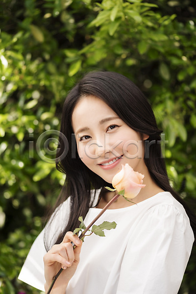 20대 성인 성인여자한명만 여자 한국인 한명 JPG 아웃포커스 앞모습 포토 나뭇잎 내추럴 들기 미소(표정) 뷰티 상반신 야외 응시 의료성형뷰티 장미 주간
