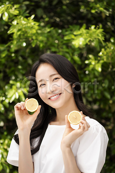 20대 성인 성인여자한명만 여자 한국인 한명 JPG 아웃포커스 앞모습 포토 나뭇잎 내추럴 들기 레몬 미소(표정) 뷰티 상반신 야외 응시 의료성형뷰티 주간