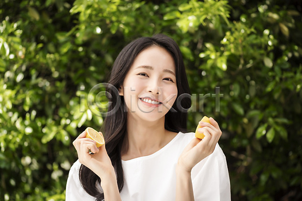 20대 성인 성인여자한명만 여자 한국인 한명 JPG 아웃포커스 앞모습 포토 나뭇잎 내추럴 들기 레몬 미소(표정) 뷰티 상반신 야외 응시 의료성형뷰티 주간