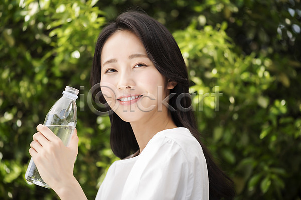 20대 성인 성인여자한명만 여자 한국인 한명 JPG 아웃포커스 옆모습 포토 나뭇잎 내추럴 들기 미소(표정) 뷰티 상반신 생수 야외 응시 의료성형뷰티 주간