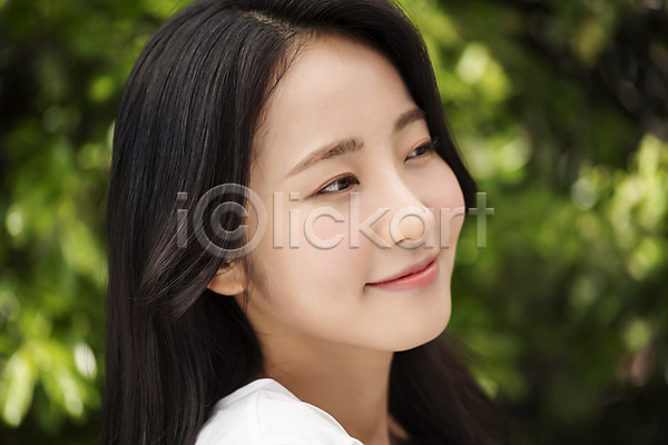 20대 성인 성인여자한명만 여자 한국인 한명 JPG 근접촬영 아웃포커스 옆모습 포토 나뭇잎 내추럴 미소(표정) 뷰티 상반신 야외 응시 의료성형뷰티 주간