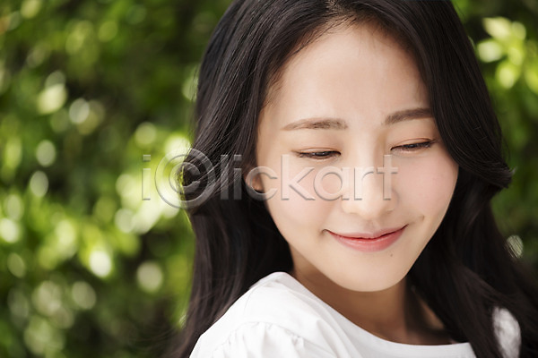 20대 성인 성인여자한명만 여자 한국인 한명 JPG 근접촬영 아웃포커스 앞모습 포토 나뭇잎 내추럴 미소(표정) 뷰티 상반신 야외 응시 의료성형뷰티 주간