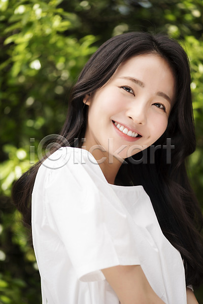 20대 성인 성인여자한명만 여자 한국인 한명 JPG 아웃포커스 옆모습 포토 나뭇잎 내추럴 미소(표정) 뷰티 상반신 야외 응시 의료성형뷰티 주간