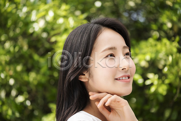 20대 성인 성인여자한명만 여자 한국인 한명 JPG 근접촬영 아웃포커스 옆모습 포토 나뭇잎 내추럴 미소(표정) 뷰티 상반신 손짓 야외 응시 의료성형뷰티 주간
