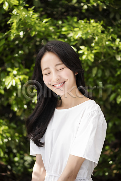 20대 성인 성인여자한명만 여자 한국인 한명 JPG 아웃포커스 앞모습 포토 나뭇잎 내추럴 눈감음 미소(표정) 뷰티 상반신 야외 의료성형뷰티 주간