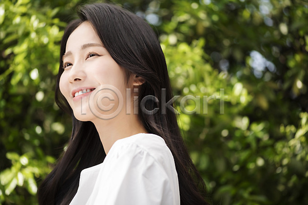 20대 성인 성인여자한명만 여자 한국인 한명 JPG 아웃포커스 옆모습 포토 나뭇잎 내추럴 미소(표정) 뷰티 상반신 야외 응시 의료성형뷰티 주간