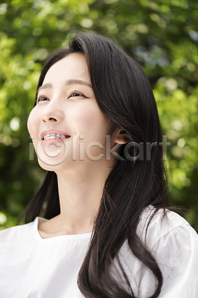 20대 성인 성인여자한명만 여자 한국인 한명 JPG 아웃포커스 옆모습 포토 나뭇잎 내추럴 미소(표정) 뷰티 상반신 야외 올려보기 응시 의료성형뷰티 주간