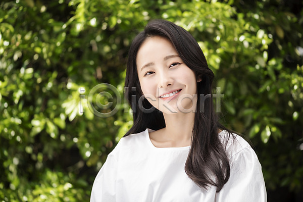 20대 성인 성인여자한명만 여자 한국인 한명 JPG 아웃포커스 앞모습 포토 나뭇잎 내추럴 미소(표정) 뷰티 상반신 야외 응시 의료성형뷰티 주간