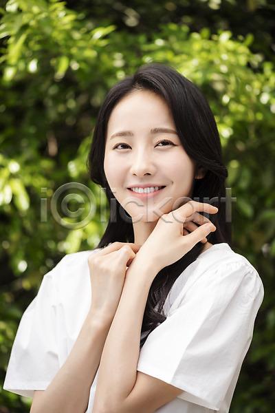 20대 성인 성인여자한명만 여자 한국인 한명 JPG 아웃포커스 앞모습 포토 나뭇잎 내추럴 미소(표정) 뷰티 상반신 손짓 야외 응시 의료성형뷰티 주간
