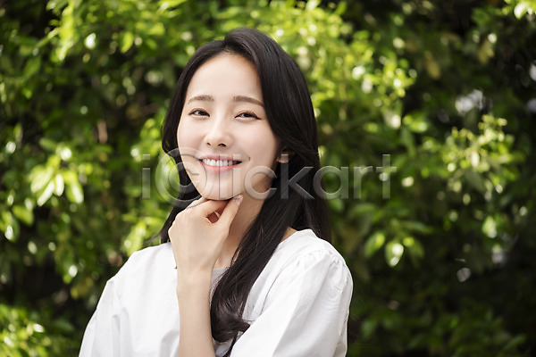 20대 성인 성인여자한명만 여자 한국인 한명 JPG 아웃포커스 앞모습 포토 나뭇잎 내추럴 미소(표정) 뷰티 상반신 손짓 야외 응시 의료성형뷰티 주간