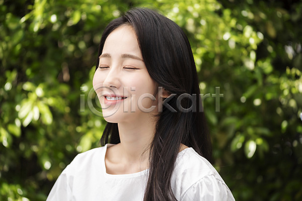 20대 성인 성인여자한명만 여자 한국인 한명 JPG 아웃포커스 옆모습 포토 나뭇잎 내추럴 눈감음 미소(표정) 뷰티 상반신 야외 의료성형뷰티 주간