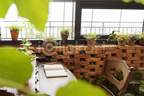 사람없음 JPG 소프트포커스 포토 공간 공책 실내 의자 창가 창문 화분 화초 휴식처 힐링