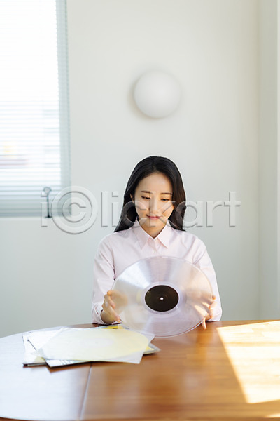 20대 성인 성인여자한명만 여자 한국인 한명 JPG 앞모습 포토 들기 레코드판 미소(표정) 뷰티 상반신 실내 우먼라이프 응시 의료성형뷰티 주간 책상 취미