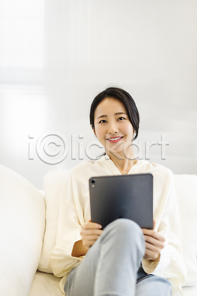 20대 성인 성인여자한명만 여자 한국인 한명 JPG 아웃포커스 앞모습 포토 들기 미소(표정) 뷰티 상반신 실내 앉기 우먼라이프 응시 의료성형뷰티 주간 취미 태블릿