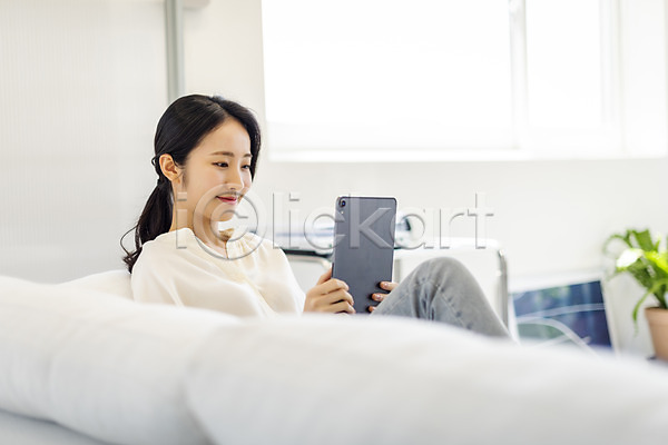 20대 성인 성인여자한명만 여자 한국인 한명 JPG 아웃포커스 옆모습 포토 들기 미소(표정) 뷰티 상반신 실내 앉기 우먼라이프 응시 의료성형뷰티 주간 취미 태블릿