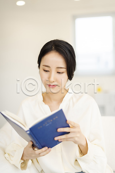 20대 성인 성인여자한명만 여자 한국인 한명 JPG 아웃포커스 앞모습 포토 독서 들기 뷰티 상반신 실내 우먼라이프 응시 의료성형뷰티 주간 책 취미