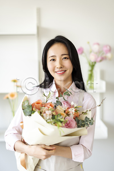 20대 성인 성인여자한명만 여자 한국인 한명 JPG 아웃포커스 앞모습 포토 꽃다발 들기 미소(표정) 뷰티 상반신 실내 우먼라이프 응시 의료성형뷰티 주간 취미 플로리스트