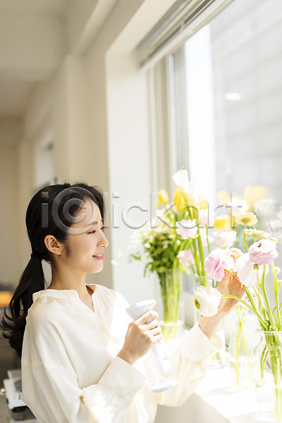 20대 성인 성인여자한명만 여자 한국인 한명 JPG 아웃포커스 옆모습 포토 꽃 꽃병 들기 미소(표정) 분무기 뷰티 상반신 실내 우먼라이프 응시 의료성형뷰티 주간 창가 창문 취미 플로리스트 햇빛