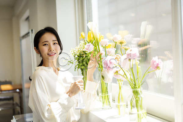 20대 성인 성인여자한명만 여자 한국인 한명 JPG 아웃포커스 앞모습 포토 꽃 꽃병 들기 미소(표정) 분무기 뷰티 상반신 실내 우먼라이프 응시 의료성형뷰티 주간 창가 창문 취미 플로리스트 햇빛