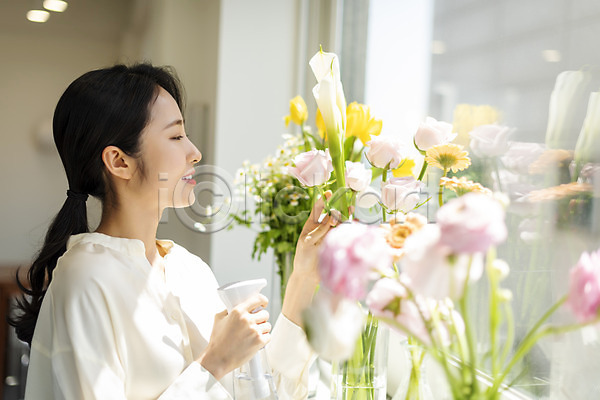 20대 성인 성인여자한명만 여자 한국인 한명 JPG 아웃포커스 옆모습 포토 꽃 꽃병 들기 미소(표정) 분무기 뷰티 상반신 실내 우먼라이프 응시 의료성형뷰티 주간 창가 취미 플로리스트 햇빛