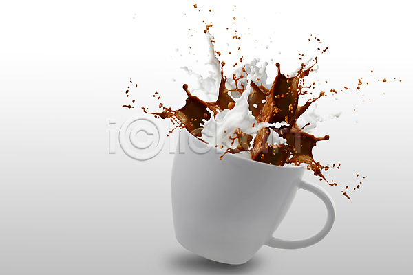 사람없음 JPG 포토 해외이미지 머그컵 섞기 스플래쉬 액체 우유 커피 흰배경