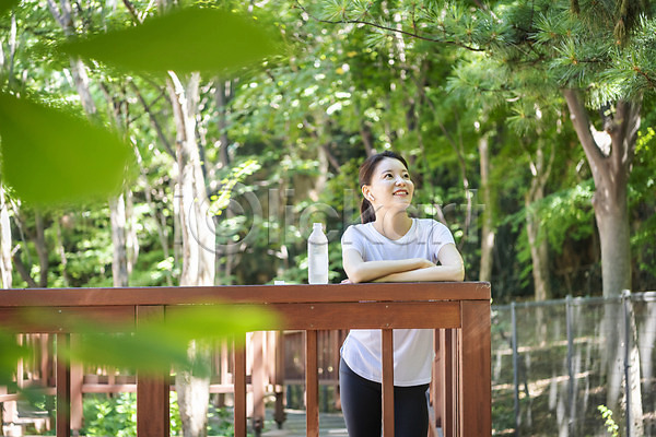 여유 휴식 20대 성인 성인여자한명만 여자 한국인 한명 JPG 소프트포커스 앞모습 포토 건강관리 기댐 나무 난간 라이프스타일 물병 미소(표정) 산 산행 상반신 야외 올려보기 주간