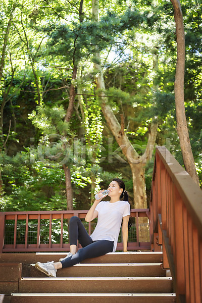 여유 휴식 20대 성인 성인여자한명만 여자 한국인 한명 JPG 앞모습 포토 건강관리 나무계단 들기 라이프스타일 물마시기 물병 산 산행 앉기 야외 전신 주간