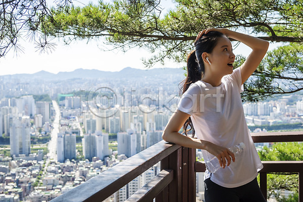 여유 휴식 20대 성인 성인여자한명만 여자 한국인 한명 JPG 옆모습 포토 건강관리 난간 도시 들기 등산 라이프스타일 물병 산 산행 상반신 소나무 손들기 야외 주간