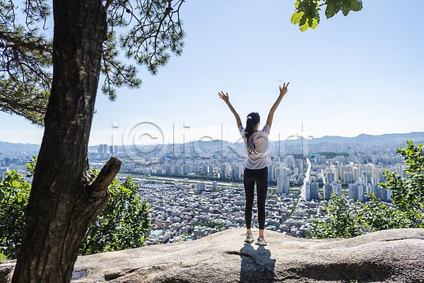 여유 휴식 20대 성인 성인여자한명만 여자 한국인 한명 JPG 뒷모습 포토 건강관리 도시 등산 라이프스타일 만세 바위(돌) 산 산행 서기 야외 전신 주간 하늘