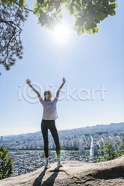 여유 휴식 20대 성인 성인여자한명만 여자 한국인 한명 JPG 앞모습 포토 건강관리 도시 등산 라이프스타일 만세 바위(돌) 산 산행 서기 야외 전신 주간 하늘 햇빛