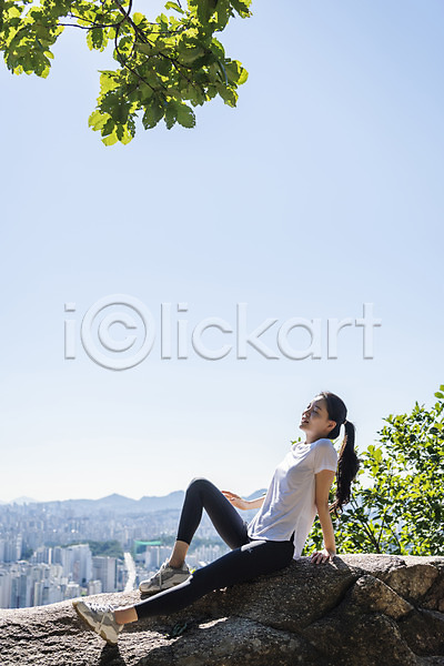 여유 휴식 20대 성인 성인여자한명만 여자 한국인 한명 JPG 옆모습 포토 건강관리 눈감음 도시 등산 라이프스타일 바위(돌) 산 산행 앉기 야외 전신 주간 하늘