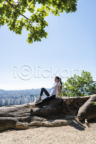여유 휴식 20대 성인 성인여자한명만 여자 한국인 한명 JPG 옆모습 포토 건강관리 도시 등산 라이프스타일 바위(돌) 산 산행 앉기 야외 전신 주간 하늘