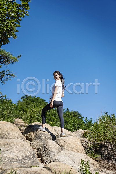 여유 20대 성인 성인여자한명만 여자 한국인 한명 JPG 뒷모습 포토 건강관리 뒤돌아보기 등산 라이프스타일 바위(돌) 산 산행 서기 야외 전신 주간 하늘