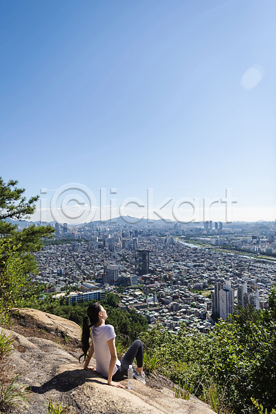 여유 휴식 20대 성인 성인여자한명만 여자 한국인 한명 JPG 뒷모습 포토 건강관리 도시 등산 라이프스타일 바위(돌) 산 산행 앉기 야외 전신 주간 하늘