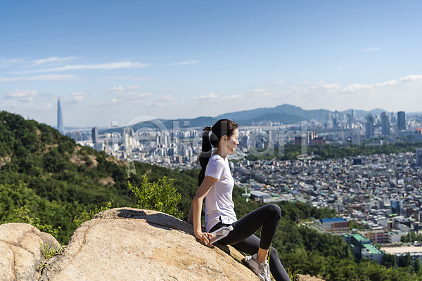 여유 휴식 20대 성인 성인여자한명만 여자 한국인 한명 JPG 옆모습 포토 건강관리 도시 등산 라이프스타일 물병 바위(돌) 산 산행 앉기 야외 전신 주간 하늘