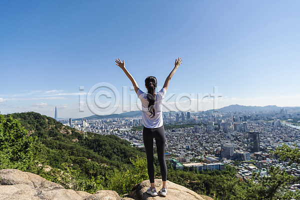 여유 휴식 20대 성인 성인여자한명만 여자 한국인 한명 JPG 뒷모습 포토 건강관리 등산 라이프스타일 만세 산 산행 서기 야외 전신 주간 하늘