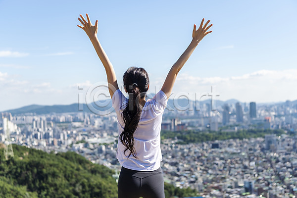 여유 휴식 20대 성인 성인여자한명만 여자 한국인 한명 JPG 뒷모습 아웃포커스 포토 건강관리 등산 라이프스타일 만세 산 산행 상반신 야외 주간 하늘