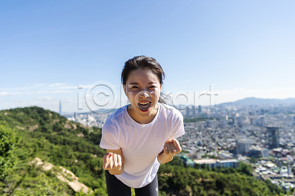 여유 휴식 20대 성인 성인여자한명만 여자 한국인 한명 JPG 아웃포커스 앞모습 포토 건강관리 등산 라이프스타일 산 산행 상반신 야외 외침 주간 주먹 파이팅 하늘