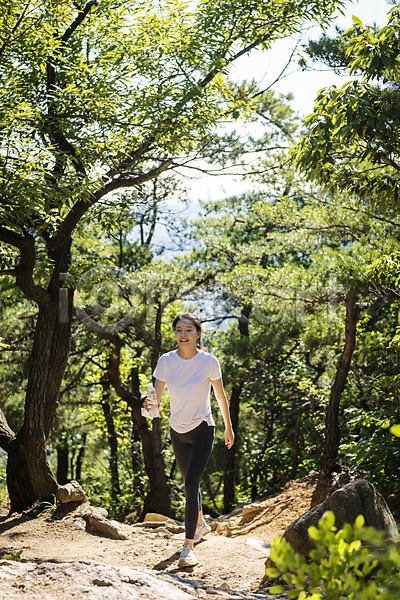 여유 20대 성인 성인여자한명만 여자 한국인 한명 JPG 앞모습 포토 건강관리 걷기 들기 등산 라이프스타일 산 산속 산행 야외 전신 주간