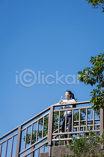 여유 휴식 20대 성인 성인여자한명만 여자 한국인 한명 JPG 앞모습 포토 건강관리 기댐 난간 등산 라이프스타일 물병 미소(표정) 산 산행 야외 전신 주간 하늘