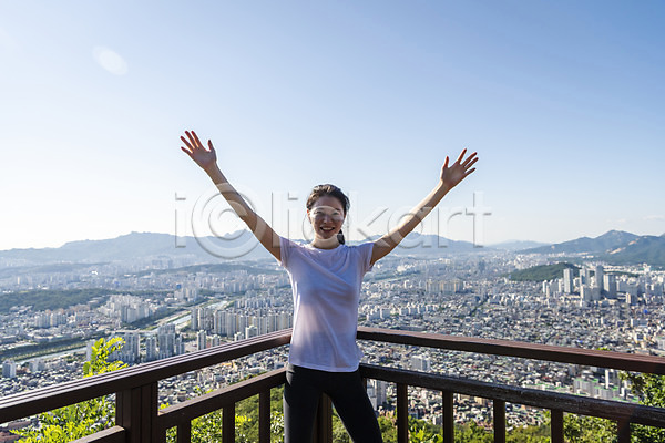 여유 휴식 20대 성인 성인여자한명만 여자 한국인 한명 JPG 앞모습 포토 건강관리 난간 도시 등산 라이프스타일 만세 미소(표정) 산 산행 상반신 야외 응시 주간 하늘