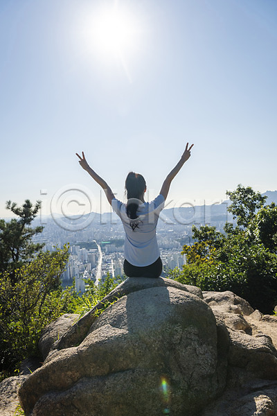 여유 휴식 20대 성인 성인여자한명만 여자 한국인 한명 JPG 뒷모습 포토 건강관리 등산 라이프스타일 만세 바위(돌) 브이 산 산행 상반신 앉기 야외 주간 하늘 햇빛