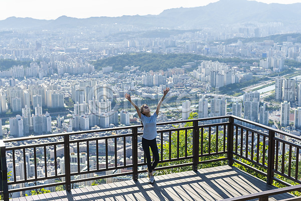 여유 휴식 20대 성인 성인여자한명만 여자 한국인 한명 JPG 앞모습 포토 하이앵글 건강관리 난간 도시 등산 라이프스타일 산 산행 서기 야외 전경 전신 주간