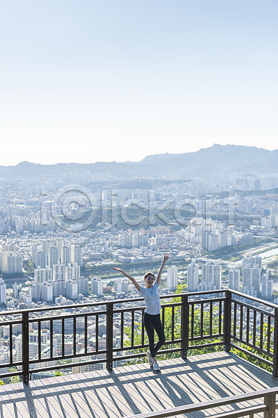 여유 휴식 20대 성인 성인여자한명만 여자 한국인 한명 JPG 앞모습 포토 하이앵글 건강관리 난간 도시 등산 라이프스타일 산 산행 서기 야외 전경 전신 주간 하늘