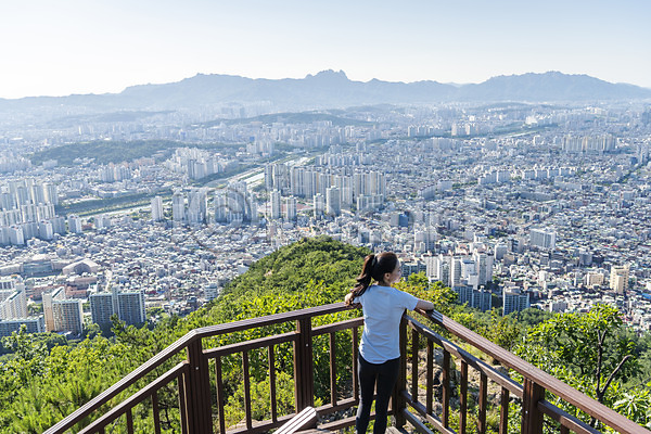 여유 휴식 20대 성인 성인여자한명만 여자 한국인 한명 JPG 뒷모습 포토 하이앵글 건강관리 기댐 난간 도시 등산 라이프스타일 산 산행 상반신 야외 전경 주간
