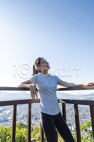 여유 휴식 20대 성인 성인여자한명만 여자 한국인 한명 JPG 앞모습 포토 건강관리 기댐 난간 등산 라이프스타일 미소(표정) 산행 상반신 야외 올려보기 주간 하늘 햇빛