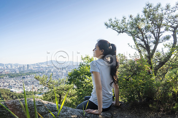 여유 휴식 20대 성인 성인여자한명만 여자 한국인 한명 JPG 뒷모습 포토 건강관리 등산 라이프스타일 산 산행 상반신 앉기 야외 주간 하늘
